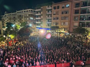 Lleno total a las puertas del Ayuntamiento de Paterna para disfrutar del tradicional Pregón de sus Fiestas Mayores 2024